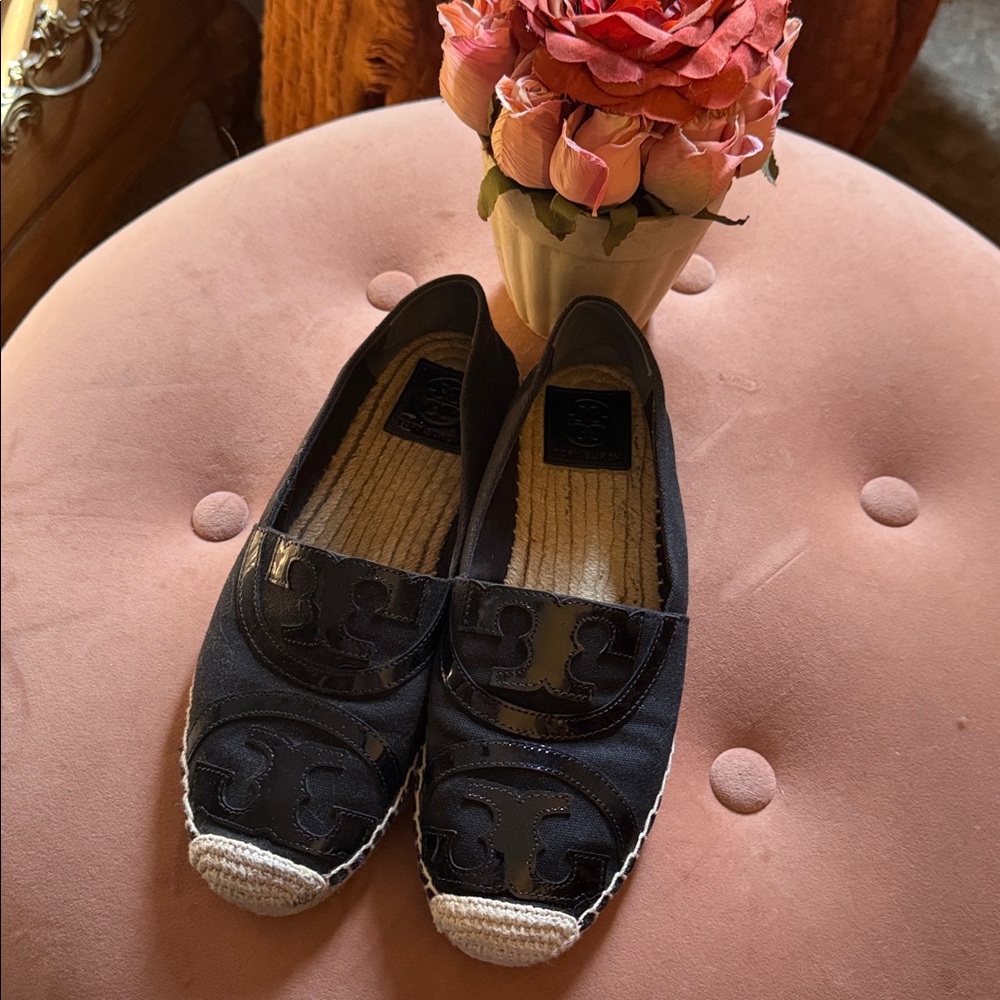 TORY BURCH POPPY LOGO BLACK CANVAS 
ESPADRILLES